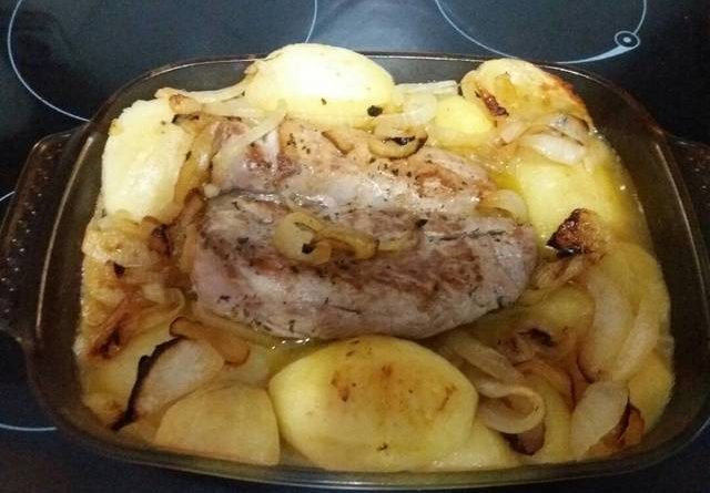 Solomillo de cerdo asado con patatas y cebolla caramelizada