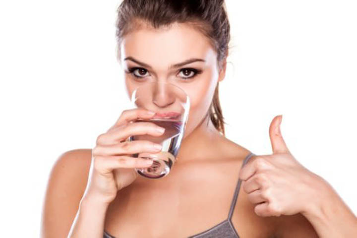 Así no sientas sed, ni deseos de tomar agua, se debe hacer, ya que se estaría previniendo la deshidratación;